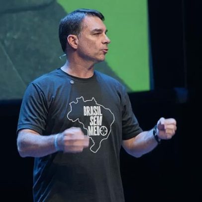 Flávio Bolsonaro encontra Milei e comenta inveja dos brasileiros pela onda de direita