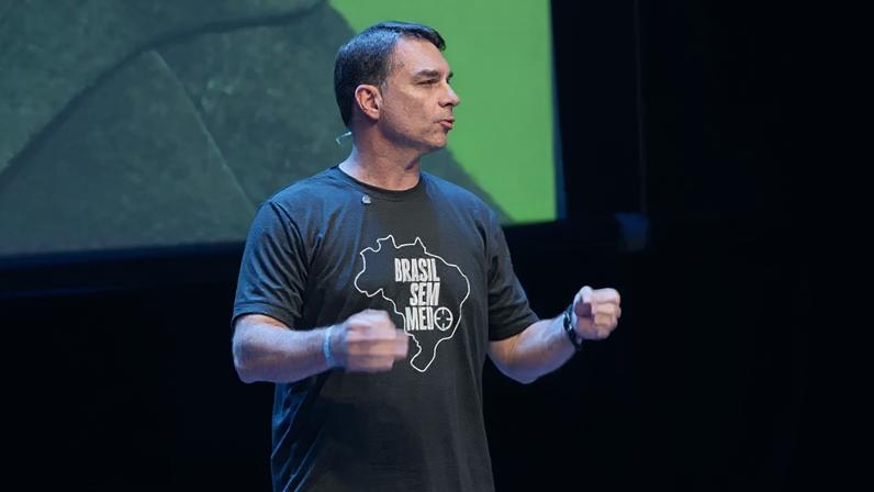 Flávio Bolsonaro, pré-candidato à Presidência da República, apresentou plano de segurança