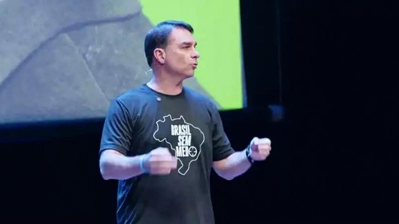 Flávio Bolsonaro, pré-candidato à Presidência da República, apresentou plano de segurança