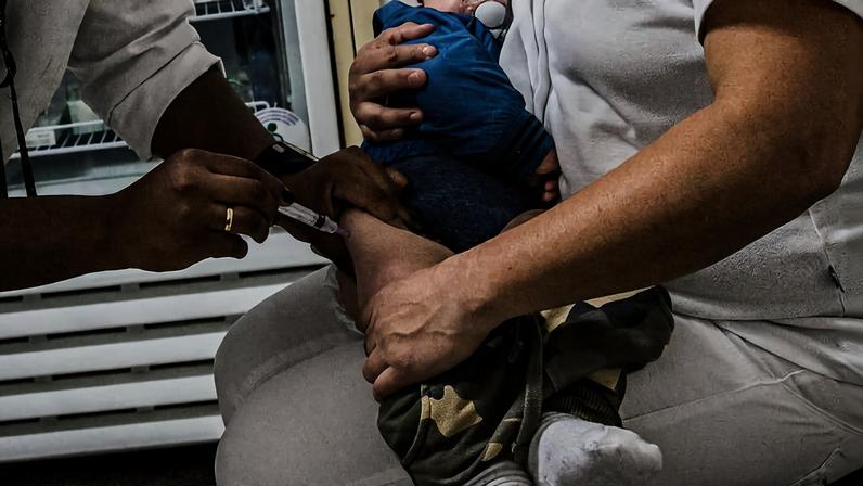 Criança recebe vacina contra gripe em UBS do parque da Lapa, em São Paulo 05.jun.2017