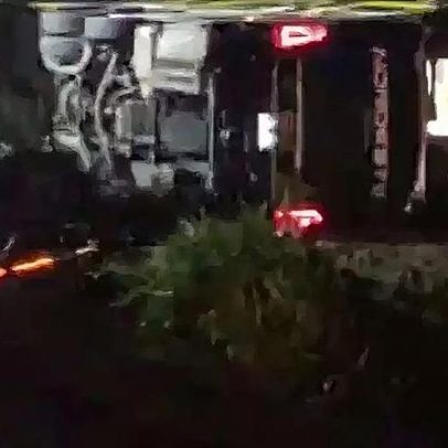 Seis pessoas seguem internadas após tombamento de ônibus na Freeway