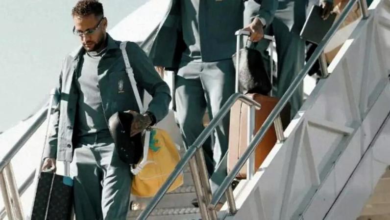 Reprodução - Legenda: Torcedores rapidamente fizeram comparações bem-humoradas do uniforme da Seleção Brasileira / Jogada10