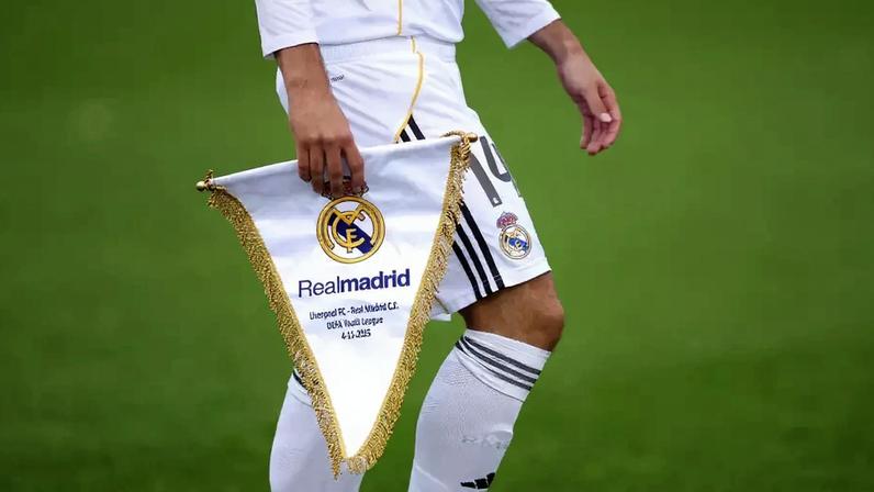 Jogador com bandeira do Real Madrid (Photo by Lewis Storey/Getty Images)