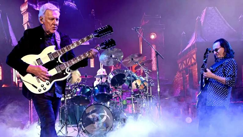Alex Lifeson, Anika Nilles e Geddy Lee durante show do Rush em 2026