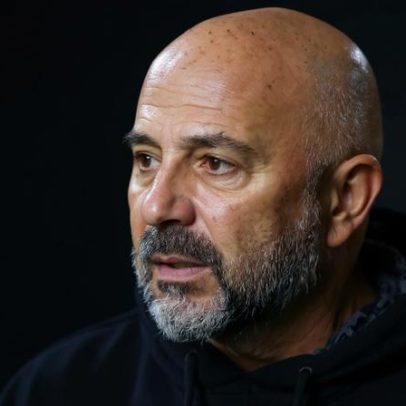 Sampaoli viraliza ao trocar figurinhas da Copa no Rio