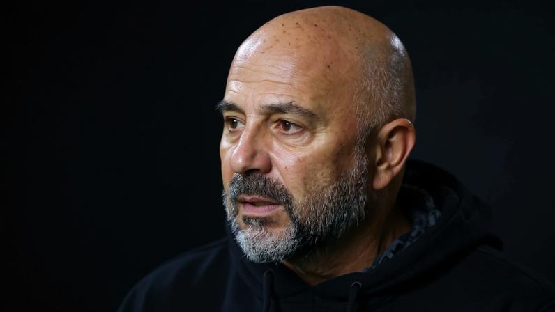 Sampaoli viraliza ao trocar figurinhas da Copa no Rio
