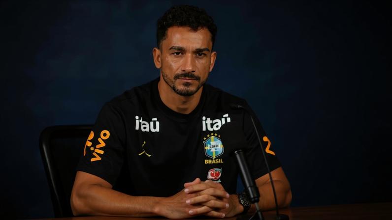 Danilo durante entrevista coletiva da Seleção Brasileira
