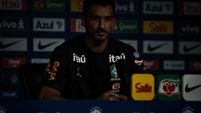 Danilo durante entrevista coletiva da Seleção Brasileira