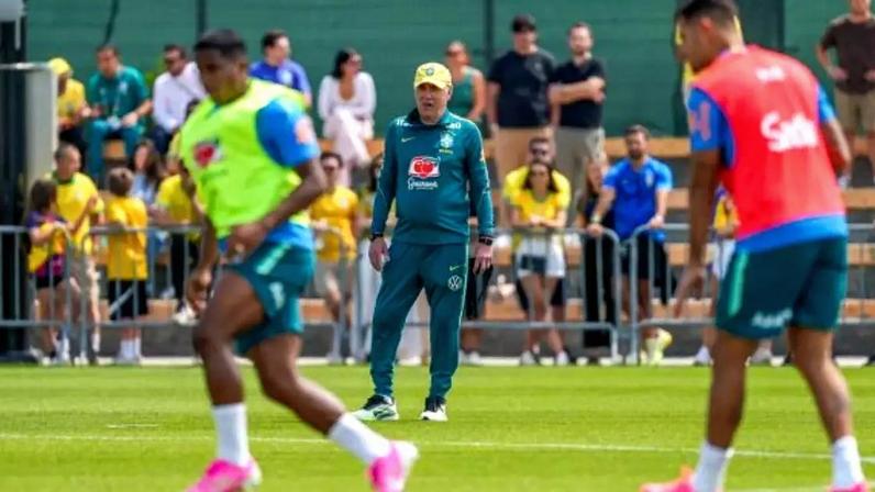 Neymar se recupera de lesão, mas não foi cortado da Copa -