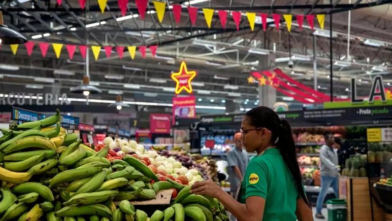 Algumas empresas, como supermercados, passaram a fechar mais cedo na Colômbia