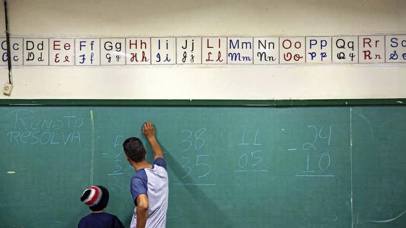 Professor dá aula de matemática em escola na zona leste de São Paulo