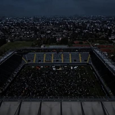 Torcedores lotam estádio para trocar figurinhas da Copa do Mundo