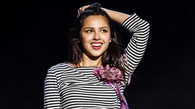Olivia Rodrigo contou que é 60% surda de um dos ouvidos desde criança; entenda como a cantora descobriu a condição