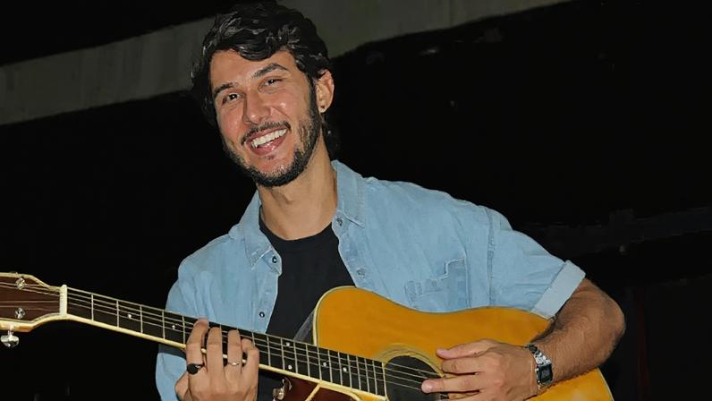 O inesperado e certeiro amor que transforma rotas: Relvas apresenta o pop leve de 'Hora Errada'