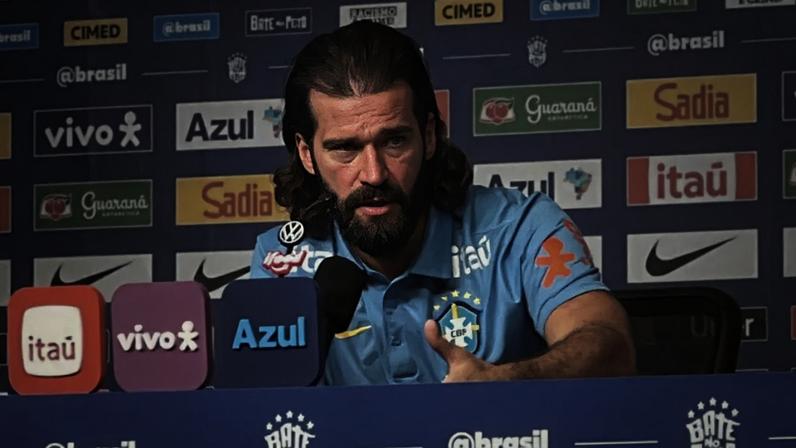O goleiro Alisson durante entrevista coletiva no hotel da seleção em New Jersey, em 11/06/2026.