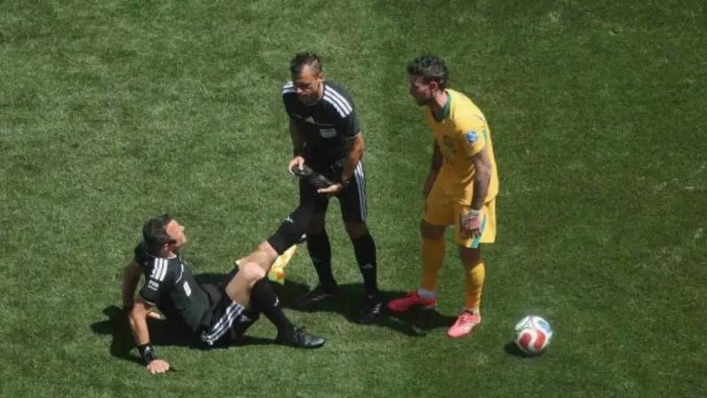 Félix Zwayer sentiu lesão e foi atendido pelos jogadores de EUA e Austrália