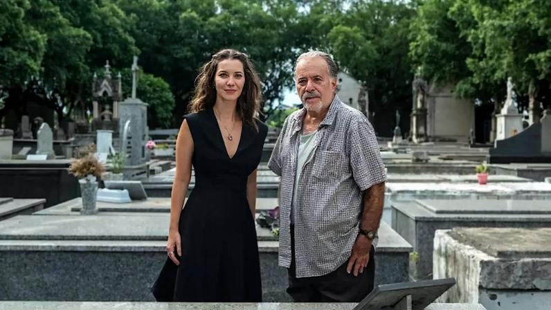 Francesca (Nathalia Dill) interage com Otoniel (Tony Ramos) e é personagem cercada de mistérios em 'Quem Ama Cuida'.