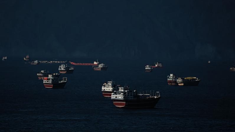 Navios parados no Estreito de Ormuz, vistos de Musandam, Omã, em 15 de junho de 2026.