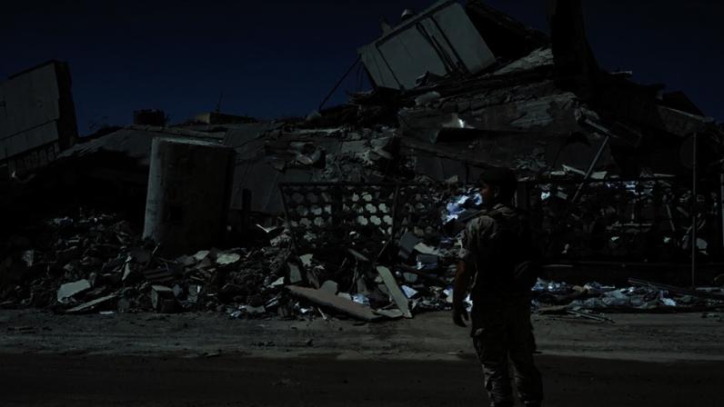 Um soldado do exército libanês inspeciona os danos após um ataque israelense em Nabatieh, no Líbano, em 21 de junho de 2026.
