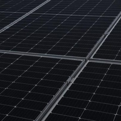 Canadá apresenta solução para painéis solares flutuantes operarem com neve