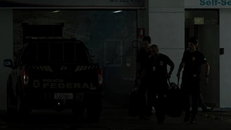 Equipe da Polícia Federal faz batida em casa de câmbio que funcionava em posto de gasolina no Distrito Federal; mandado cumprido no local deu origem à Operação Lava Jato, em 17 de março de 2014 - Beto Barata - 17.mar.14/Folhapress