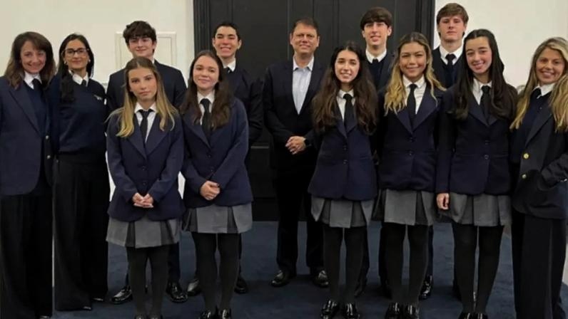 Alunos do Brazilian International School (BIS), que conquistaram o terceiro lugar no British English Olympics (BEO), foram recebidos pelo governador de São Paulo, Tarcísio de Freitas.