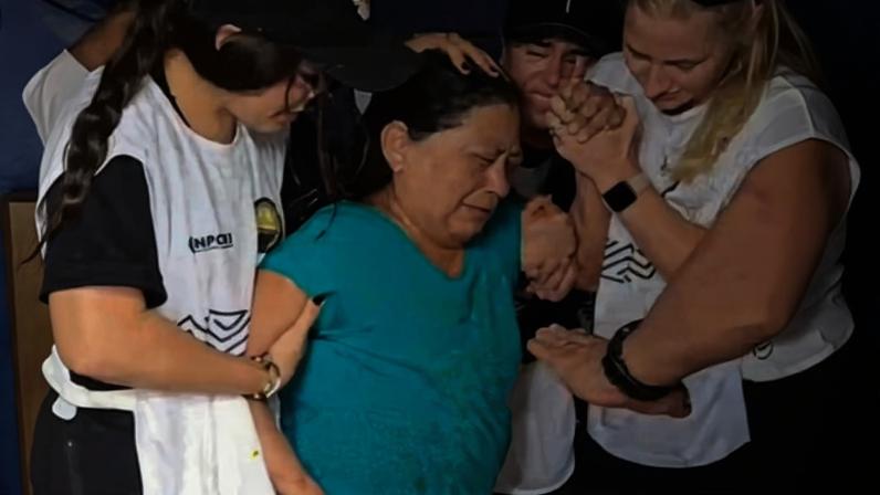 Idosa que não andava há 3 anos volta a caminhar após oração no Marajó
