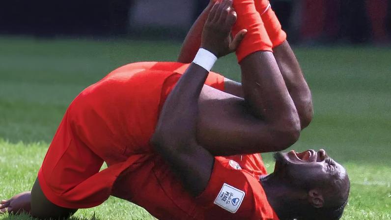 'Cena mais triste da Copa': Ismaël Koné, do Canadá, quebra a perna em lance CHOCANTE contra o Catar e web reage apavorada.