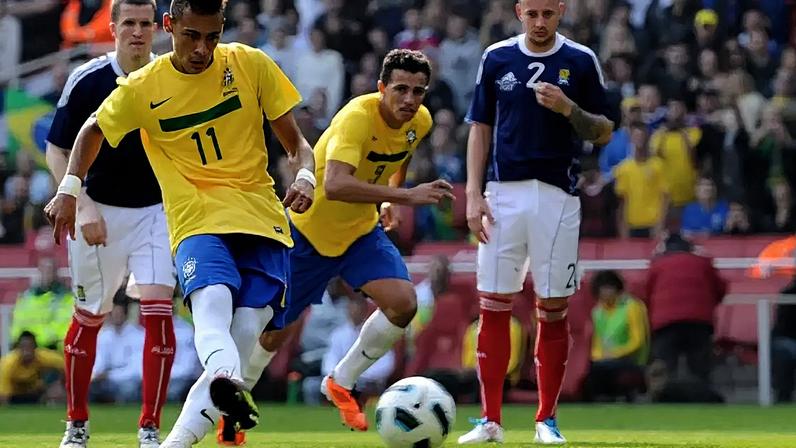 Neymar marcou dois gols no último jogo do Brasil contra a Escócia –
