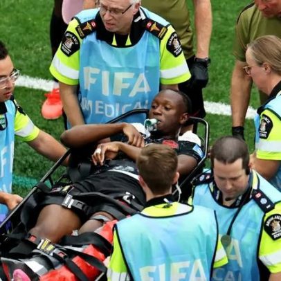 Objeto verde na boca de jogador canadense após lesão chama atenção