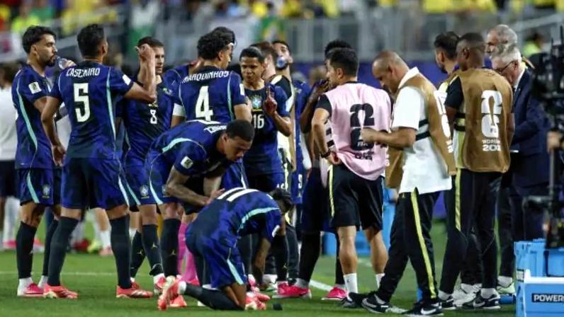 Casemiro foi um dos jogadores do Brasil que recebeu cartão amarelo na primeira fase –
