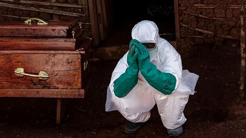 Profissionais de saúde estão na linha de frente das tentativas de conter o atual surto de Ebola