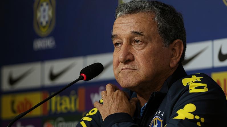 Parreira durante entrevista coletiva da seleção brasileira, em 2014