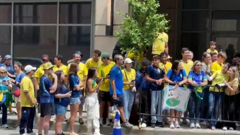 Torcedores se aglomeram na porta do hotel em que a Seleção Brasileira está hospedada –