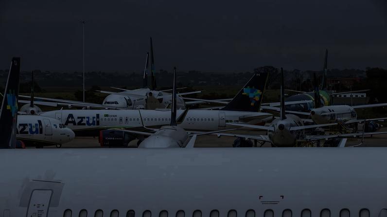 Aviões da Azul estacionados no hangar da empresa no Aeroporto Internacional de Viracopos, em Campinas
