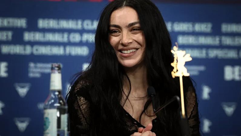 Em entrevista à Rolling Stone, Charli XCX desabafa sobre estar no pior momento psicológico de sua vida e a importância de cuidar da mente