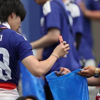 Torcedores do Japão mostram respeito e limpam estádio após jogo na Copa