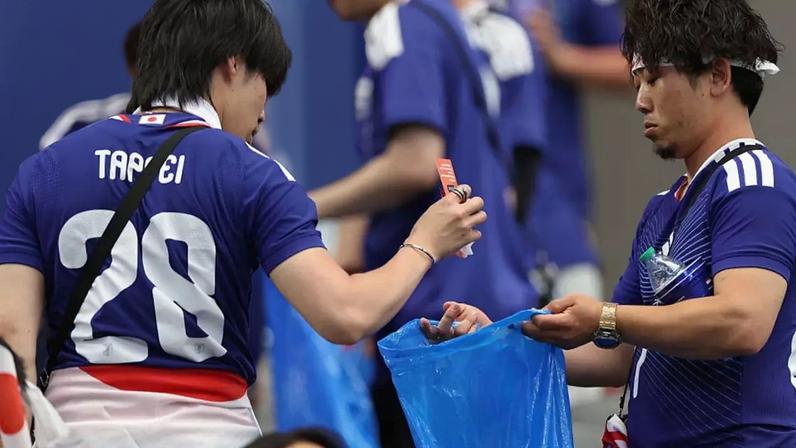 Torcedores do Japão permaneceram nas arquibancadas para recolher o lixo após partida da Copa do Mundo