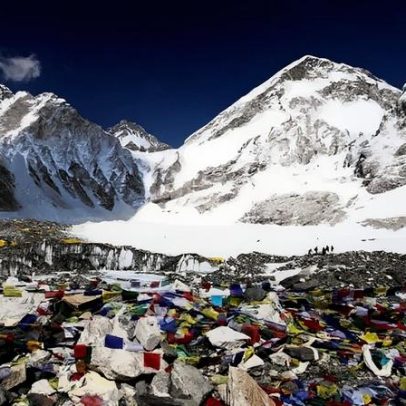 Lixo, equipamentos abandonados e corpos congelados marcam desafios no Everest