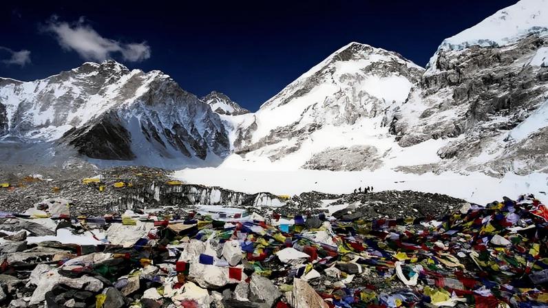 Com isso, toneladas de lixo, equipamentos abandonados e até corpos de alpinistas passaram a compor a paisagem em diferentes trechos da rota tradicional – Reprodução