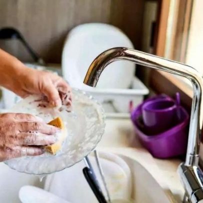 Esponja de cozinha pode esconder bactérias; saiba quando trocar