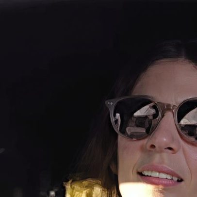 Mulher multada por usar celular ao volante revela ter apenas uma mão