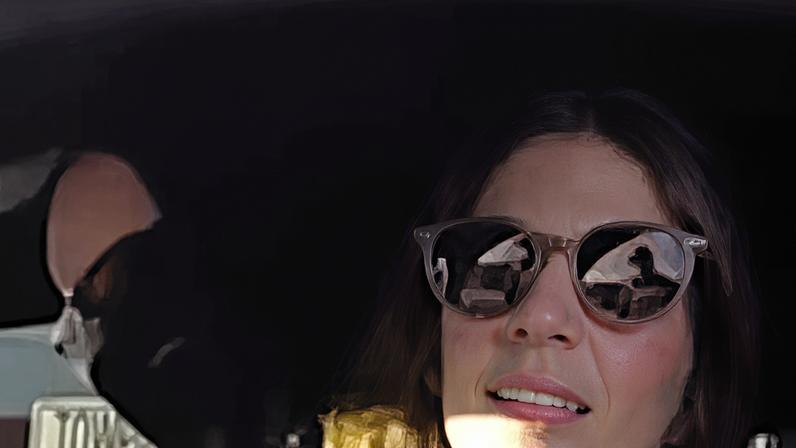 Mulher multada por mexer no celular enquanto dirigia mostra à polícia que tem apenas uma mão