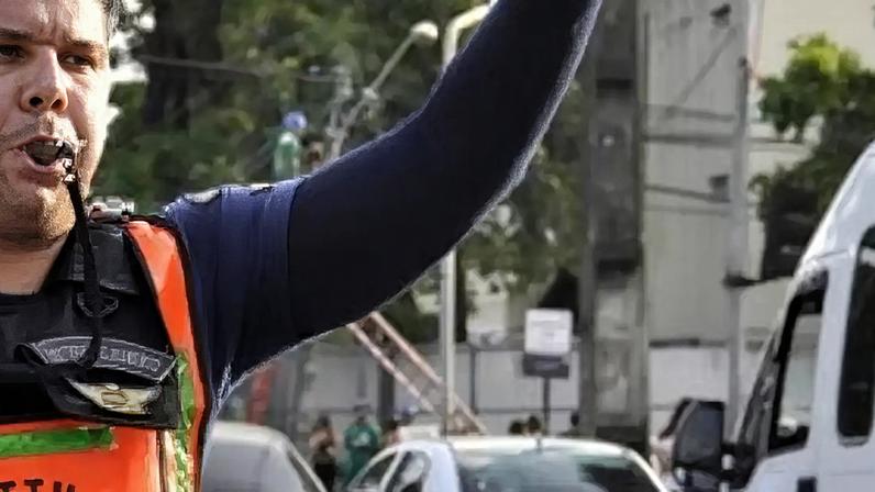 Agente da CTTU orientando trânsito do Recife.