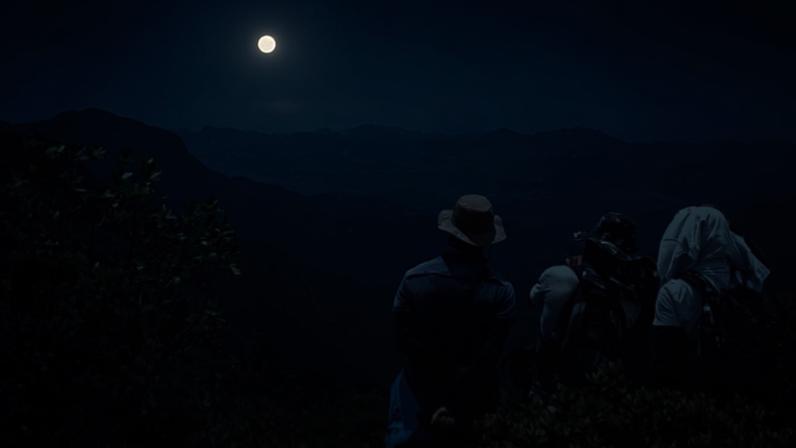 pessoas fazendo trilha em Minas Gerais