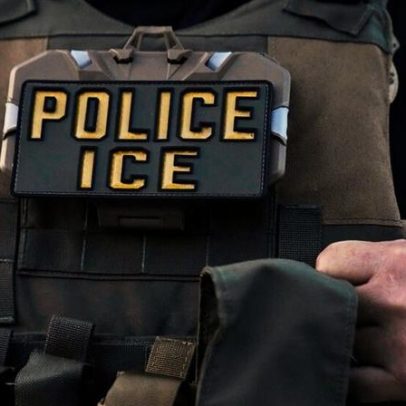 Agente do ICE é atingido por carro dirigido por pessoa sob prisão