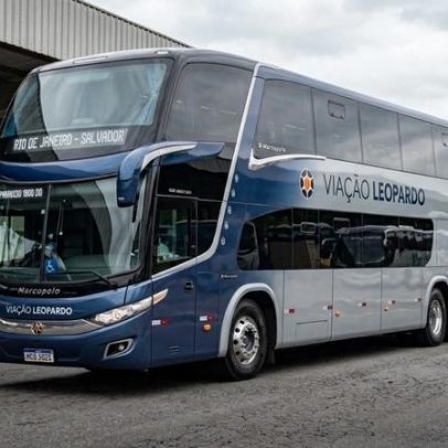 Ônibus double decker de 15 metros leva até 60 passageiros em viagem premium