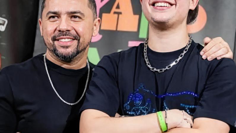 Xand Avião ao lado do filho Enzo, de 18 anos.