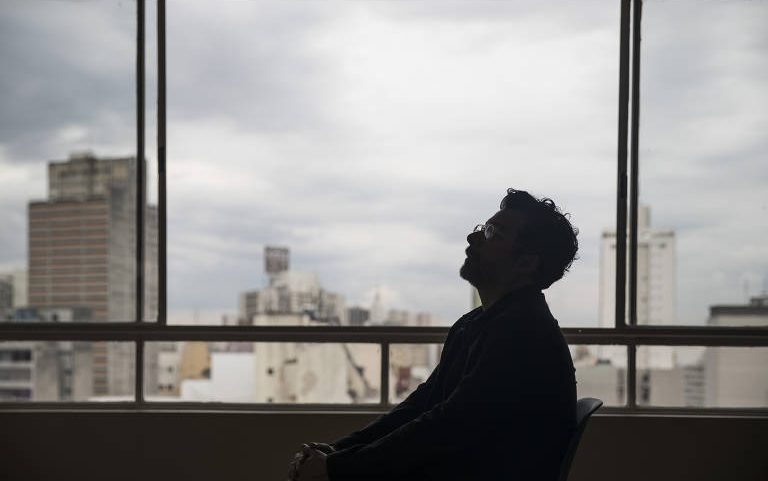 Retrato do escritor e jornalista Joao Paulo Cuenca em apartamento em São Paulo