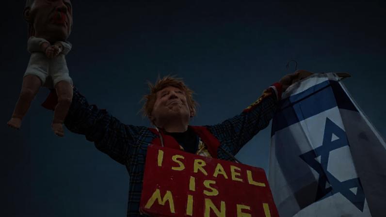 Ativista israelense de esquerda, fantasiado de Donald Trump, segura fantoche de bebê representando Benjamin Netanyahu durante manifestação contra a guerra no Oriente Médio.
